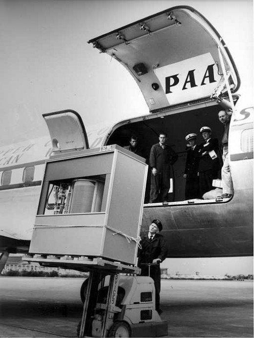 Fig. 1 Fig.1 A 5MB IBM hard disk drive is loaded onto an aeroplane in 1956